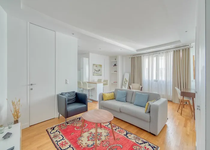 Champs Elysees 1Br Prime Location Renovated