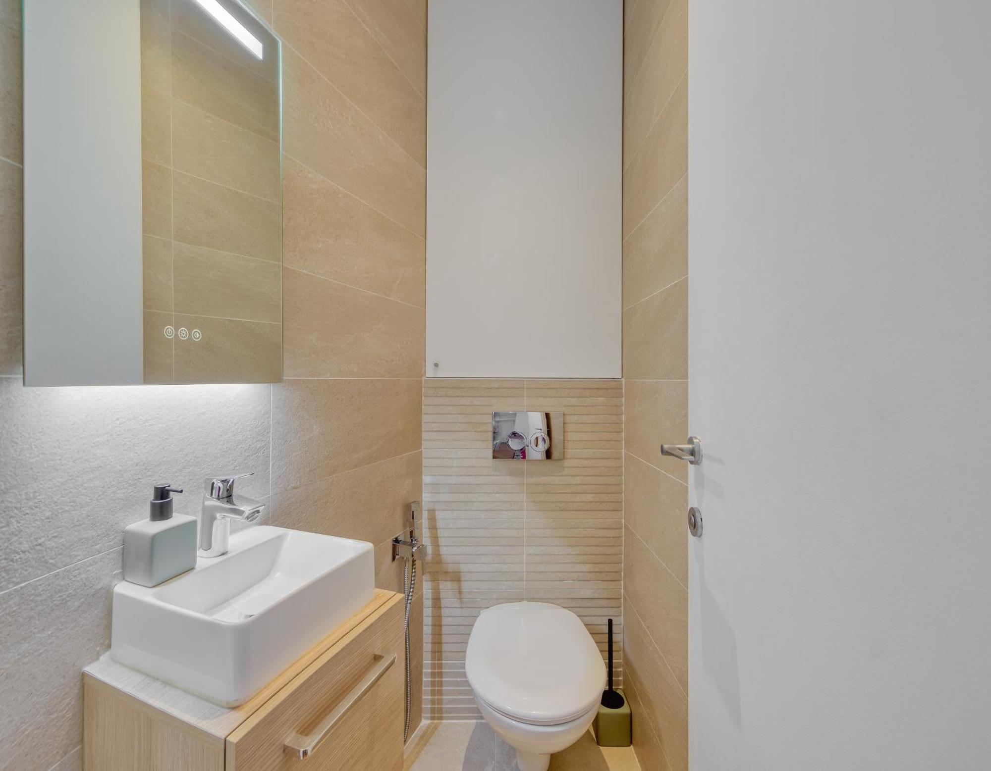 Champs Elysees 1br Prime Location Renovated *