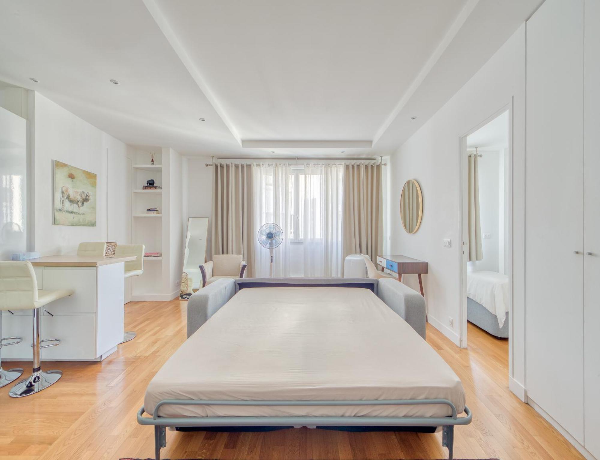 Champs Elysees 1br Prime Location Renovated Paris