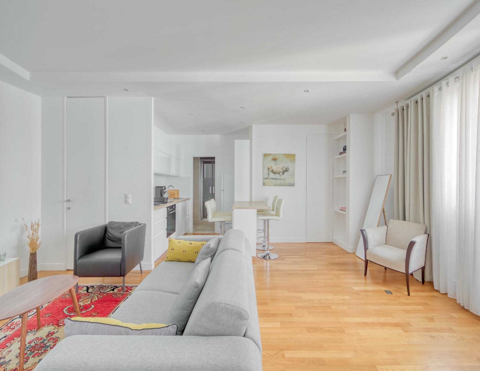 Champs Elysees 1br Prime Location Renovated