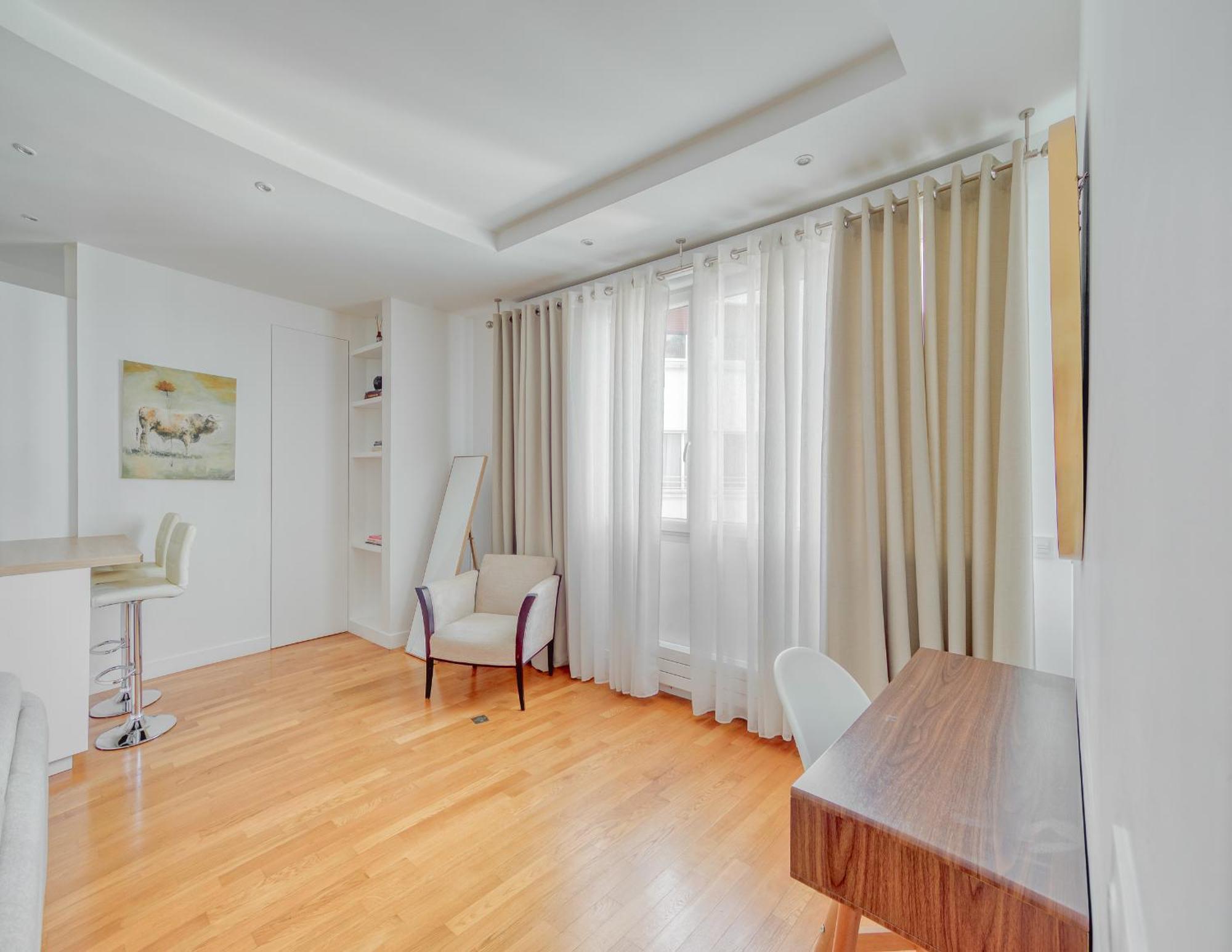 Champs Elysees 1br Prime Location Renovated Paris