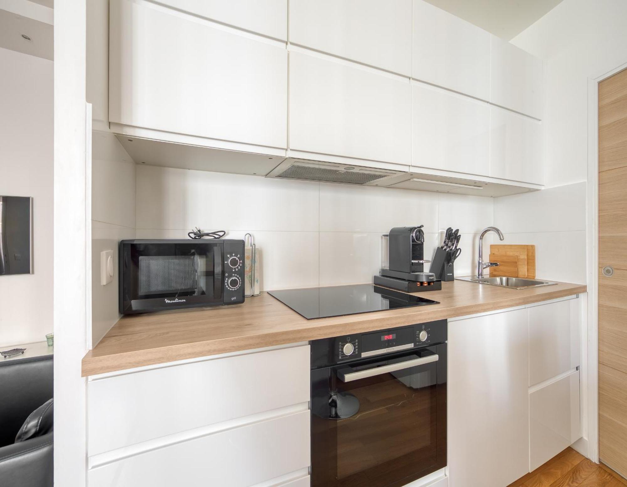 Champs Elysees 1br Prime Location Renovated Apartment *