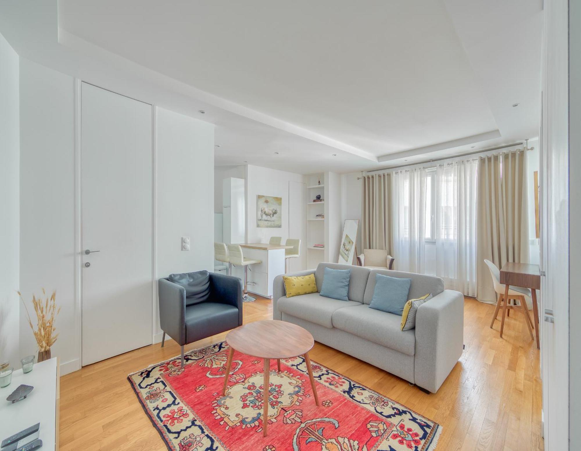 Champs Elysees 1br Prime Location Renovated *