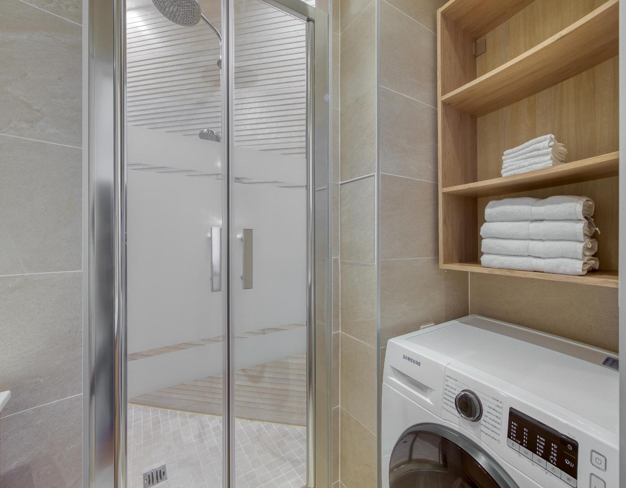 Champs Elysees 1br Prime Location Renovated * Paris
