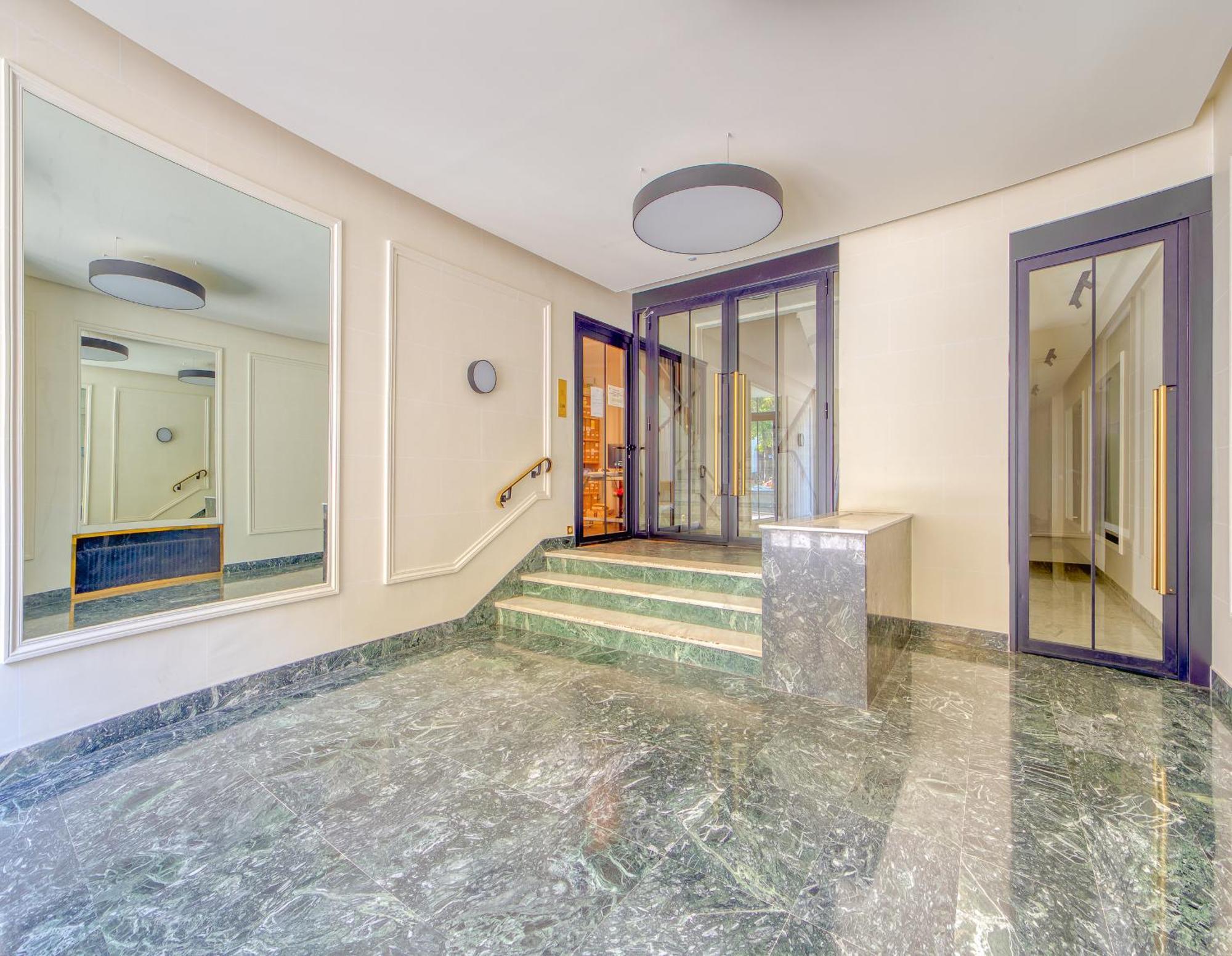Champs Elysees 1br Prime Location Renovated Apartment